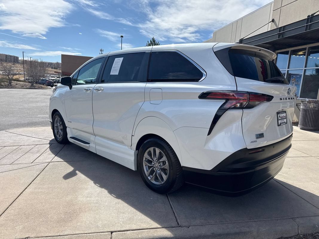 Used 2021 Toyota Sienna XLE AWD/4WD image 14