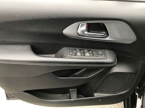 Used 2023 Chrysler Pacifica Touring image 9