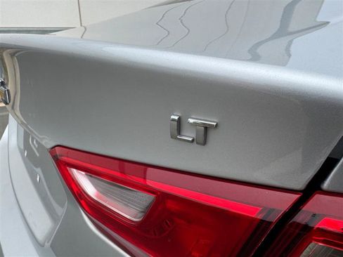 Used 2018 Chevrolet Malibu LT FWD image 11
