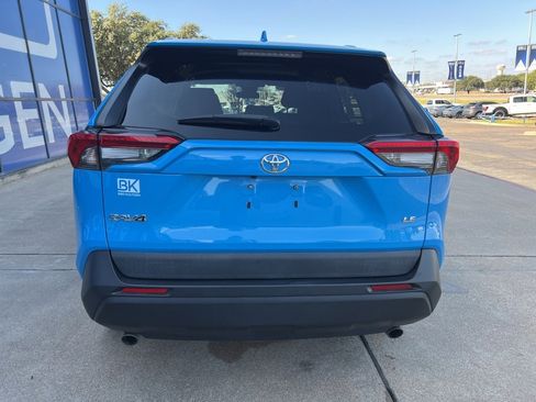 Used 2021 Toyota RAV4 LE image 7