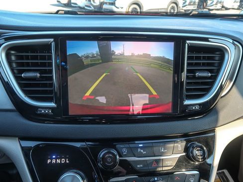 Used 2023 Chrysler Pacifica Touring-L FWD image 33