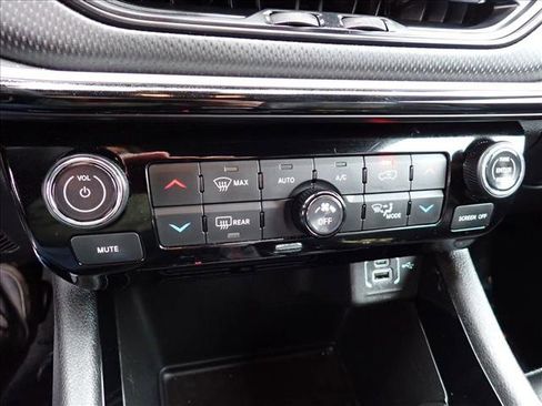 Used 2025 Jeep Compass Trailhawk AWD/4WD image 18