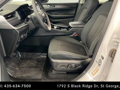 Used 2023 Jeep Grand Cherokee Laredo w/ Luxury Tech Group I image 17