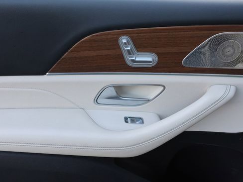 Used 2022 Mercedes-Benz GLS 450 4MATIC image 32