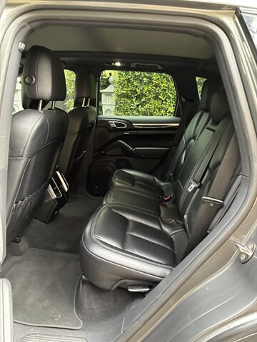Used 2017 Porsche Cayenne AWD/4WD image 16