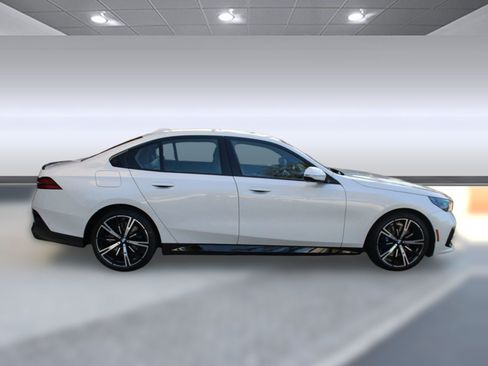 Used 2026 BMW 530i xDrive w/ M Sport Package AWD/4WD image 8