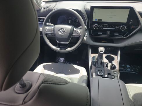 Used 2024 Toyota Highlander Limited AWD/4WD image 17