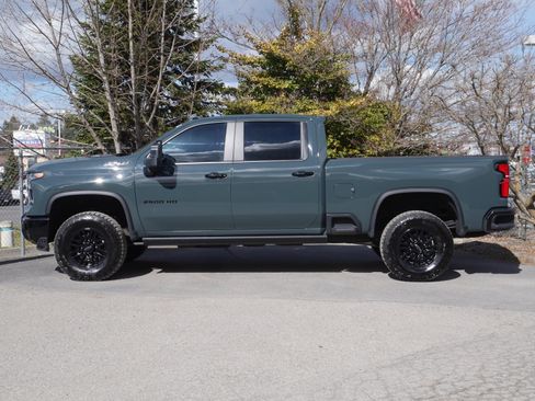 Used 2025 Chevrolet Silverado 2500 ZR2 w/ Technology Package image 18