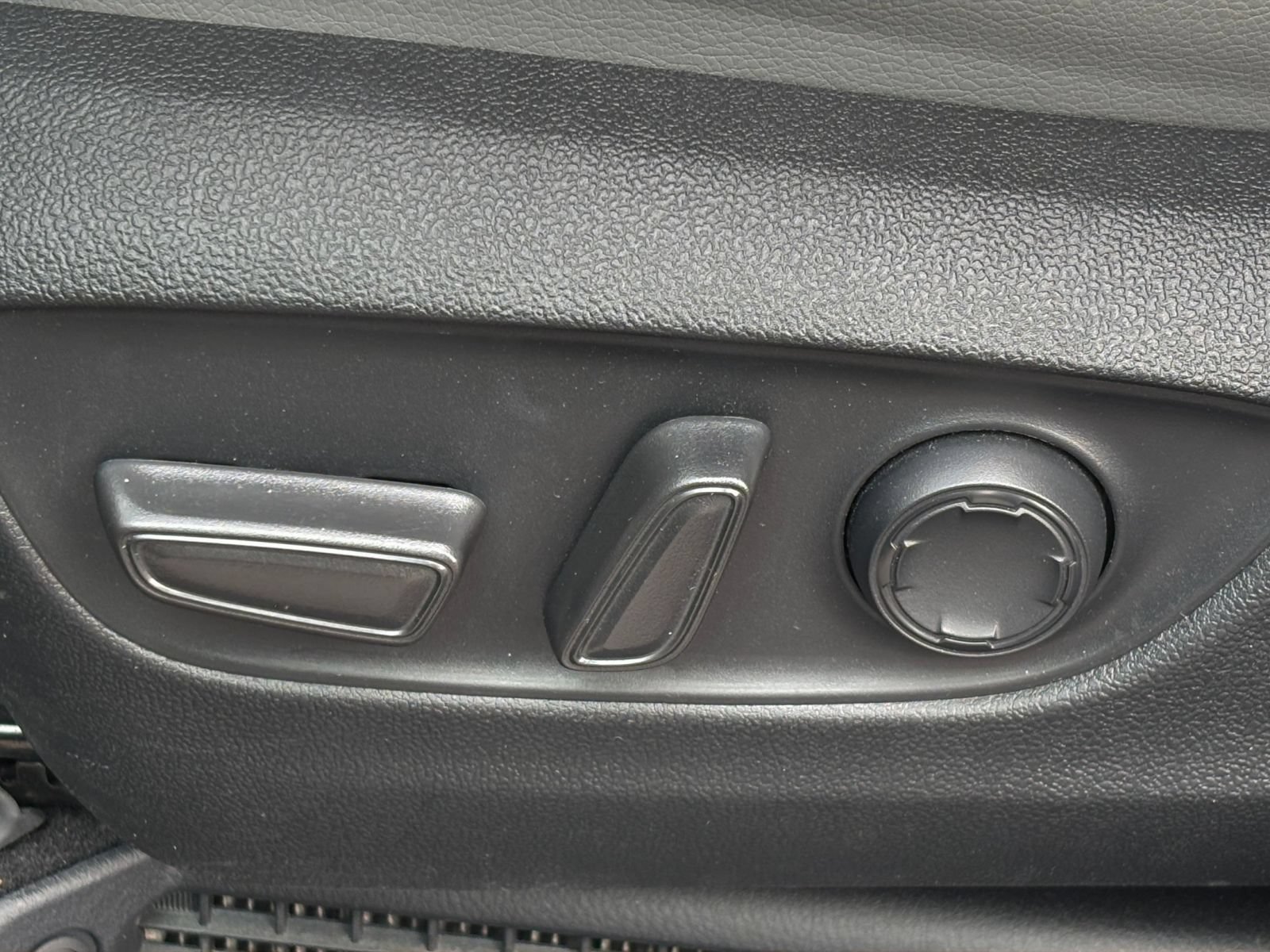 Used 2025 Toyota Sienna XLE FWD image 21