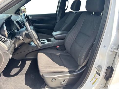 Used 2021 Jeep Grand Cherokee Laredo AWD/4WD image 22