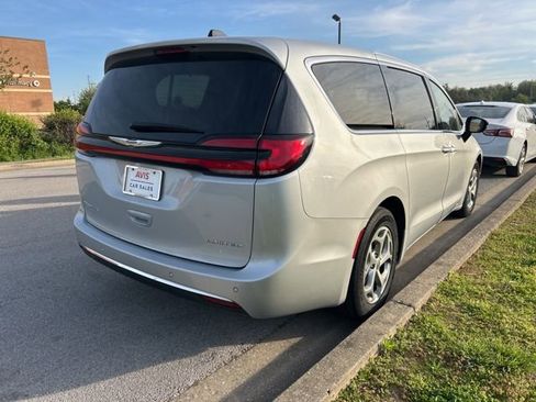 Used 2024 Chrysler Pacifica Limited FWD image 3