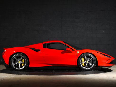 Used 2022 Ferrari F8 Tributo RWD image 2