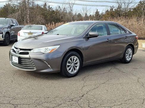 Used 2017 Toyota Camry LE image 7