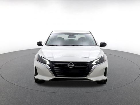 Used 2025 Nissan Altima 2.5 SV FWD image 2