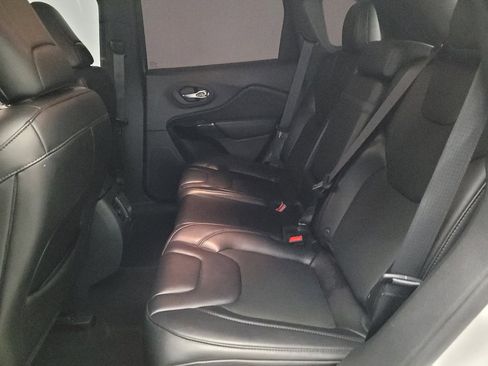 Used 2019 Jeep Cherokee Latitude Plus image 18