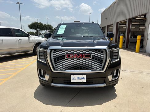 Used 2023 GMC Yukon Denali AWD/4WD image 3