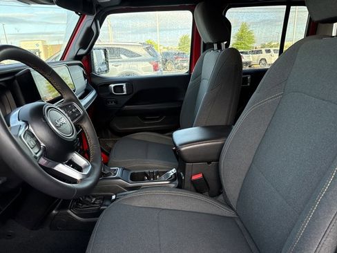 Used 2025 Jeep Wrangler Unlimited Sahara AWD/4WD image 5