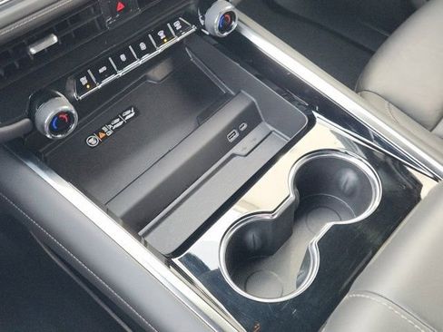 Used 2025 Chevrolet Suburban Z71 image 22