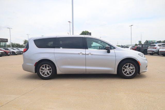 Certified 2024 Chrysler Pacifica Touring-L FWD image 4