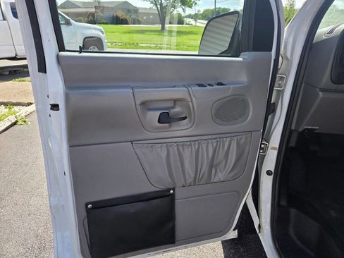Used 2001 Ford E-250 and Econoline 250 RWD image 15