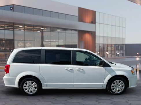 Used 2018 Dodge Grand Caravan SE w/ UConnect Hands-Free Group FWD image 5