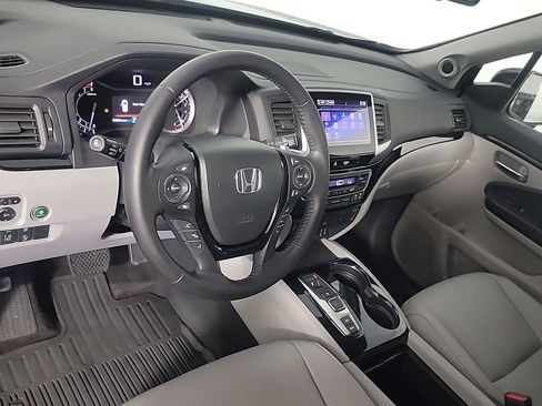 Certified 2017 Honda Pilot Touring image 19