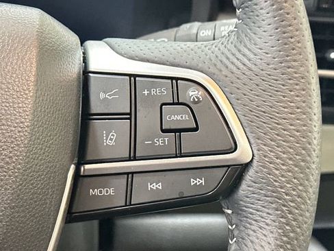 Used 2025 Toyota Sienna Limited image 18