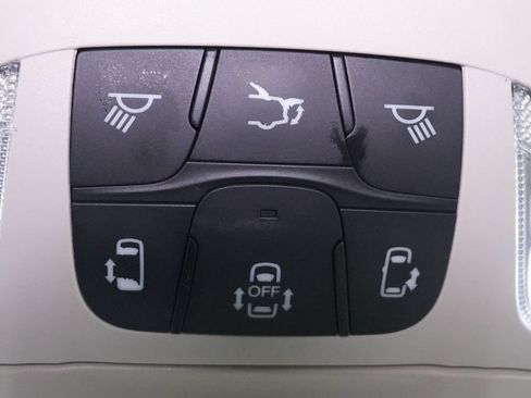 Used 2018 Chrysler Pacifica Touring-L FWD image 39