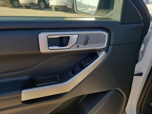 Used 2023 Ford Explorer Limited image 14