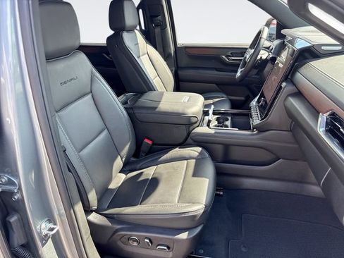 Used 2025 GMC Yukon XL Denali AWD/4WD image 26
