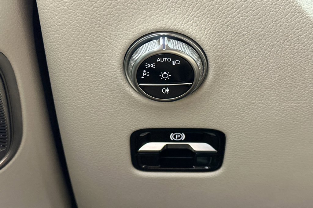 Used 2024 Mercedes-Benz GLC 300 4MATIC image 33