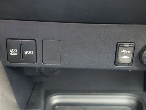 Used 2018 Toyota RAV4 LE image 24