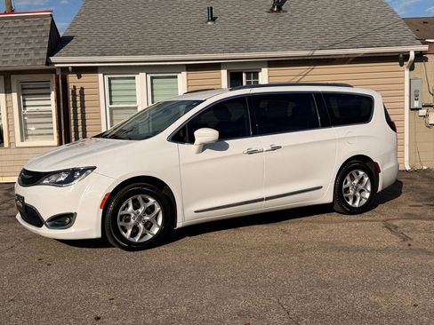Used 2018 Chrysler Pacifica Touring-L w/ Tire & Wheel Group image 2