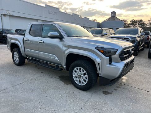 Used 2025 Toyota Tacoma SR5 image 9