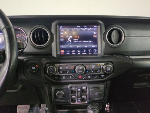 Used 2019 Jeep Wrangler Unlimited Sahara AWD/4WD image 21