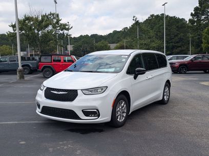 New 2026 Chrysler Pacifica Select