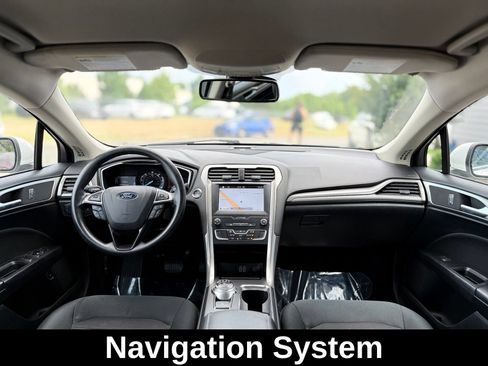 Used 2019 Ford Fusion SE FWD image 2