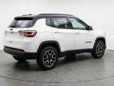 Used 2025 Jeep Compass Trailhawk image 9