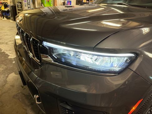 Used 2022 Jeep Grand Cherokee Overland w/ Luxury Tech Group IV AWD/4WD image 30
