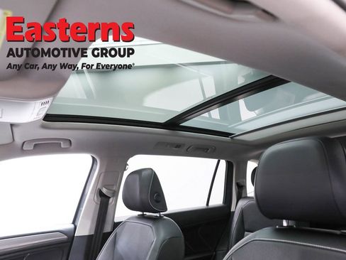 Used 2022 Volkswagen Tiguan SE w/ Panoramic Sunroof Package image 35