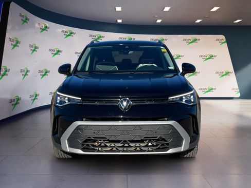 Certified 2025 Volkswagen Taos SE image 2