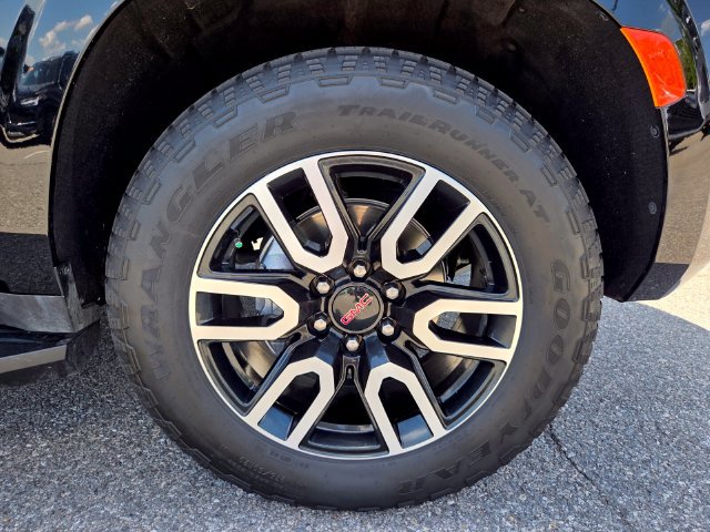 Used 2023 GMC Yukon AT4 w/ Technology Package AWD/4WD image 24