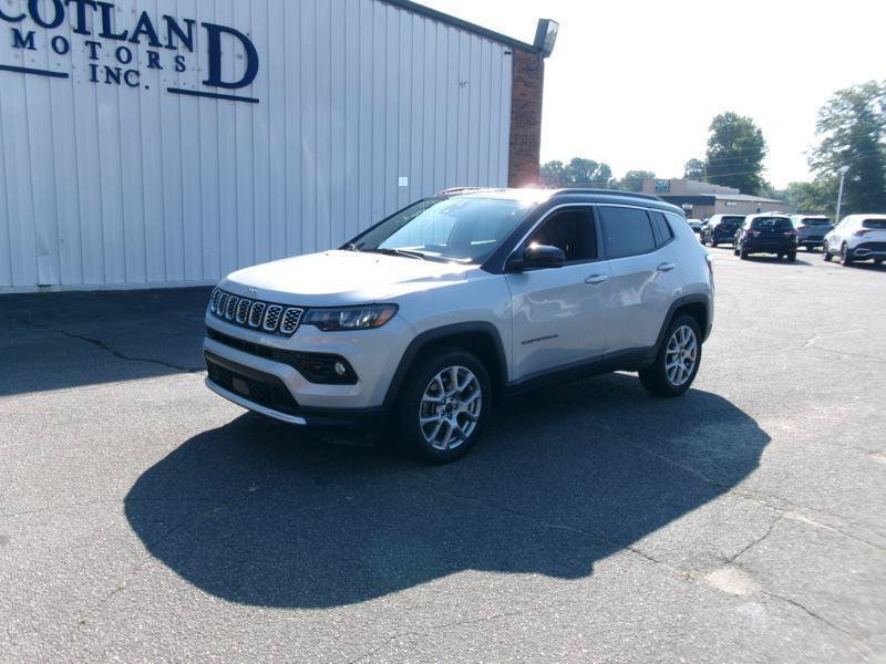 Used 2025 Jeep Compass Limited AWD/4WD image 2