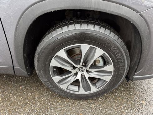 Certified 2023 Toyota Highlander XLE image 13