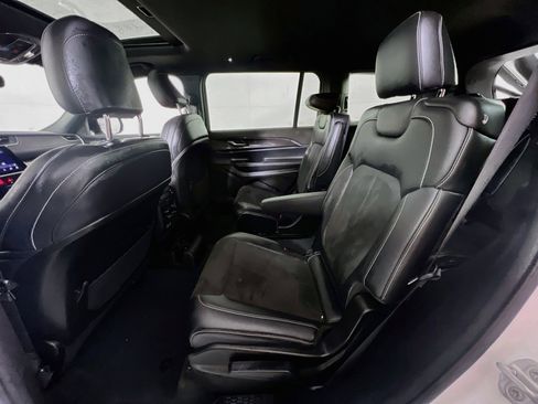 Used 2023 Jeep Grand Cherokee L Laredo image 24