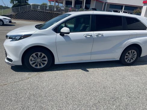 Used 2025 Toyota Sienna XLE FWD image 20