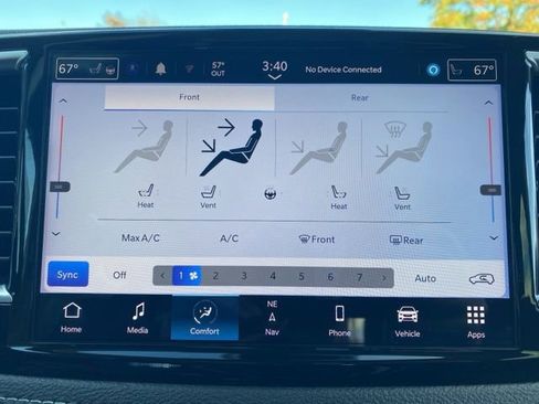 Used 2024 Chrysler Pacifica Limited image 38