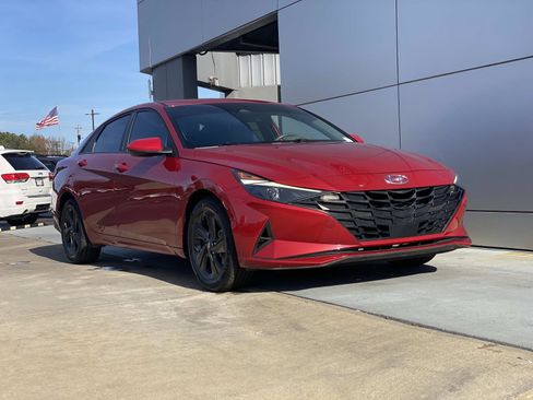 Used 2022 Hyundai Elantra SEL w/ Convenience Package image 2