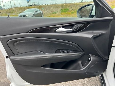 Used 2019 Buick Regal Essence w/ Driver Confidence Package I image 30