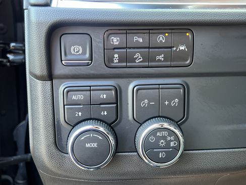 Used 2025 Chevrolet Tahoe Z71 w/ Comfort Package AWD/4WD image 15